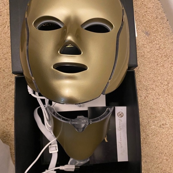 Gold LED Face Mask - Picture 5 of 6